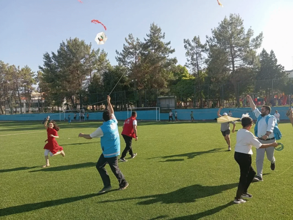 Bozova’da Çocuklar Uçurtmalarla Gökyüzünü Renklendirdi