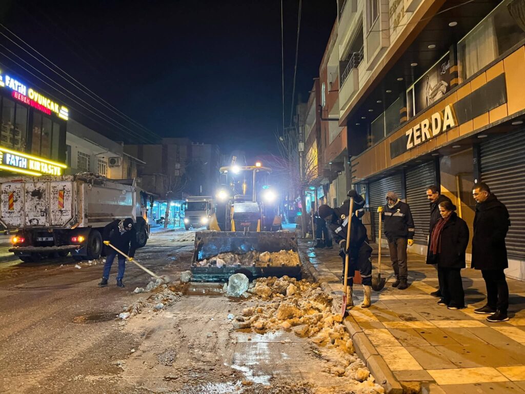 Bozova’da Yoğun Kar Yağışı Etkili Oldu, Belediyeden Karla Mücadele Seferberliği